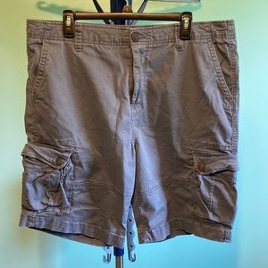 Men’s Aero 38 Waist Gray Cargo Shorts EUC